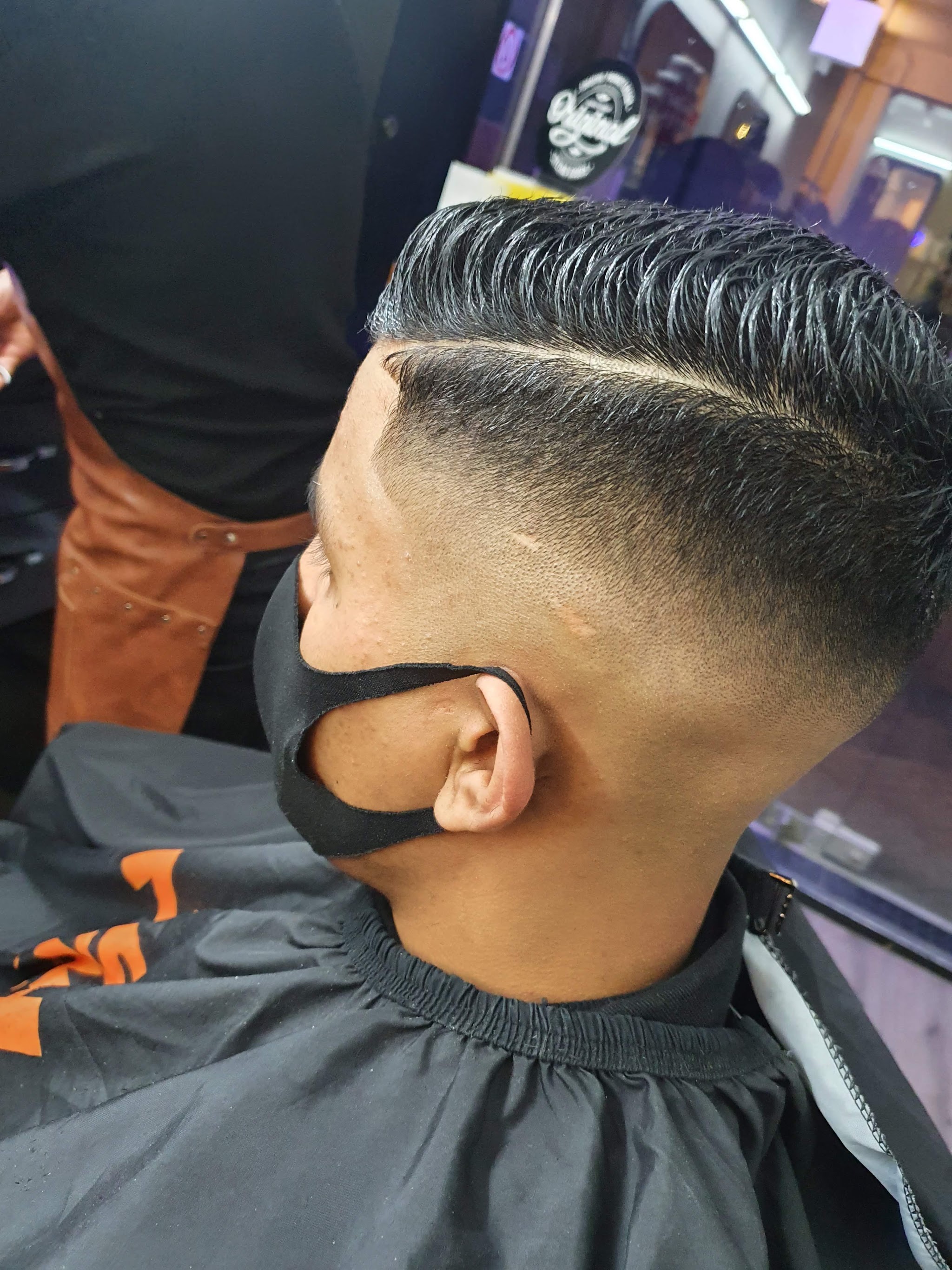 Strak geknipt herenkapsel met een scherpe scheiding bij Vienus Hair Fashion