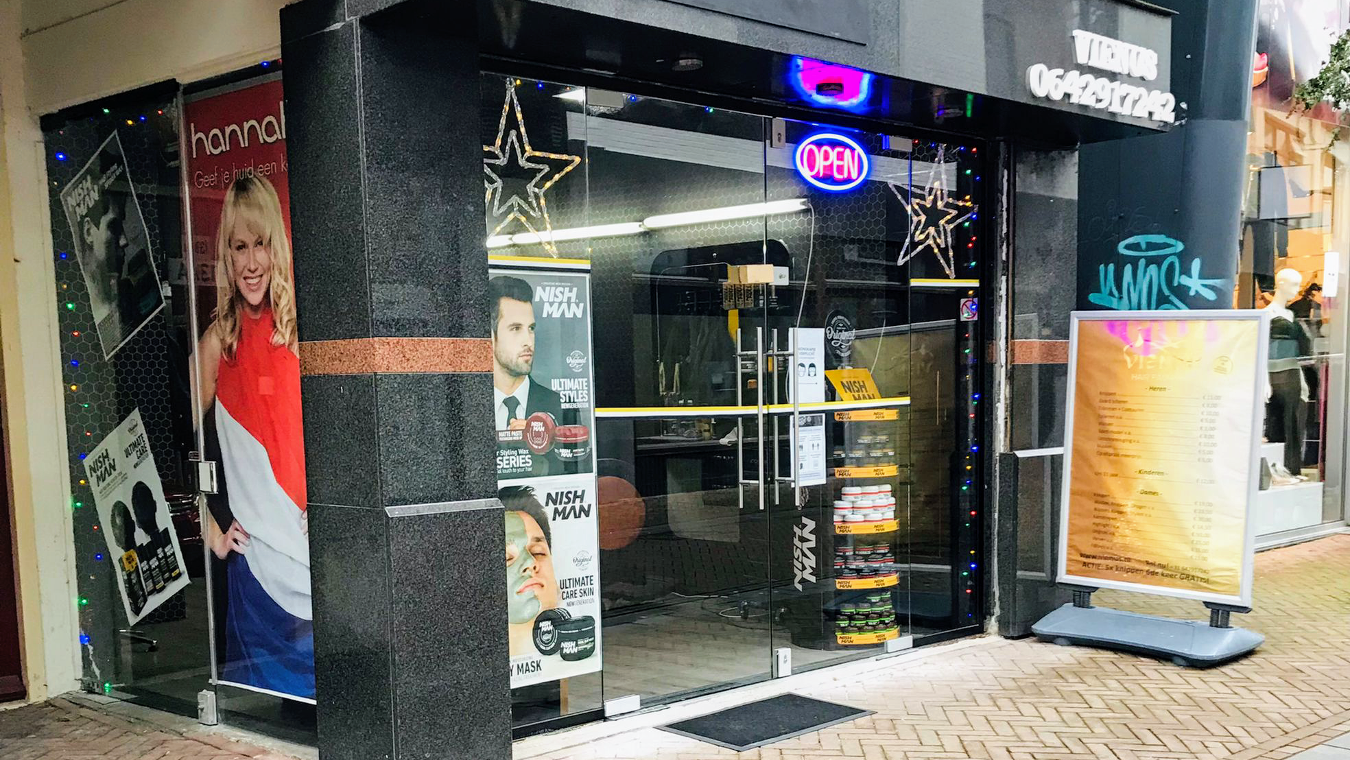De ingang van Vienus Hair Fashion aan de Brinklaan in Apeldoorn